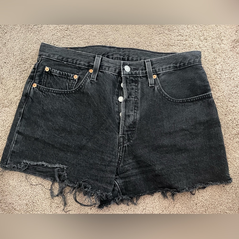 LEVI’S SHORTS - Picture 8 of 9